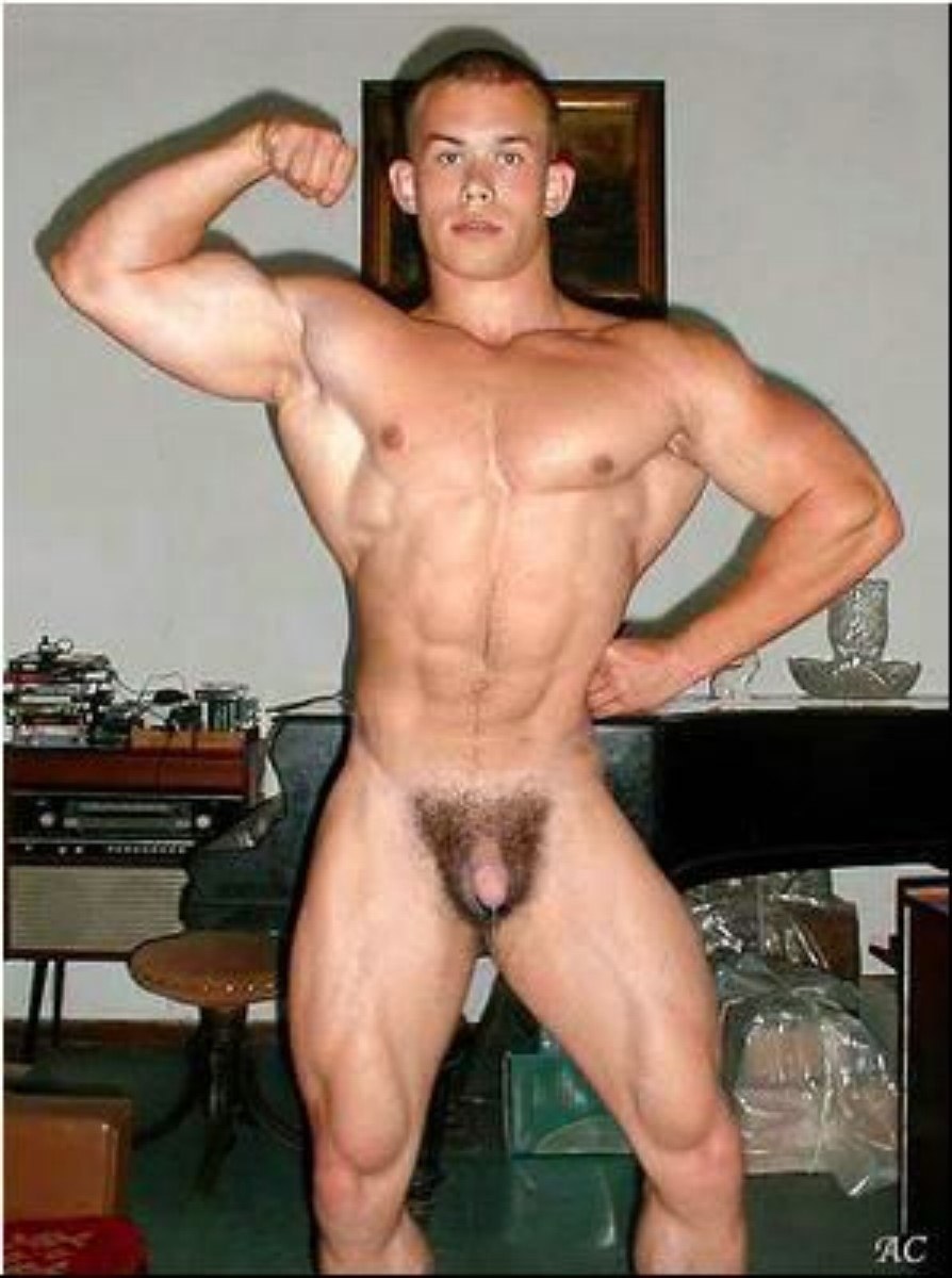 Hombres desnudos con miembros pequeños