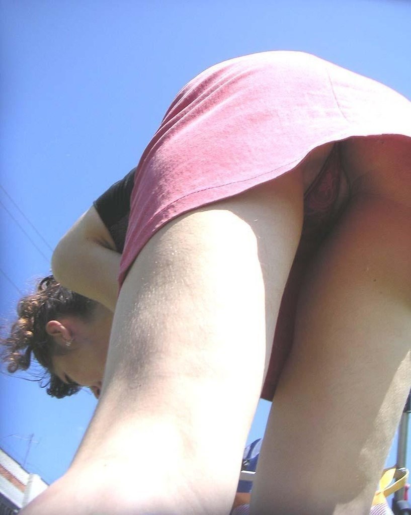 Sin bragas debajo de la falda espía