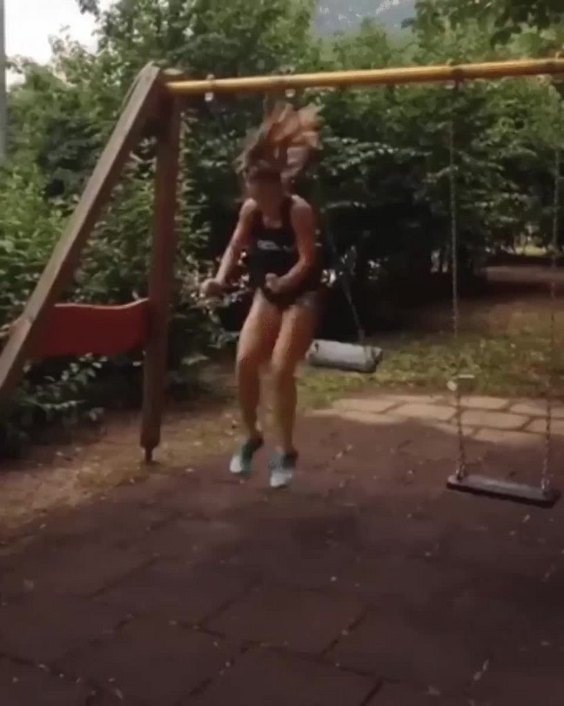 GIF Girl en un swing