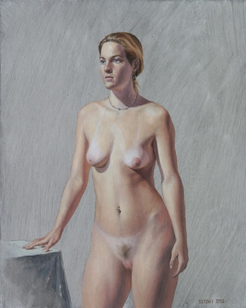 Las mujeres desnudas posan un artista