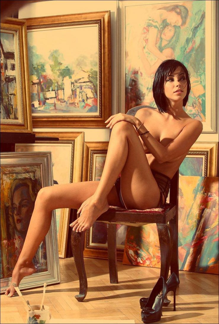 La chica posa para el artista