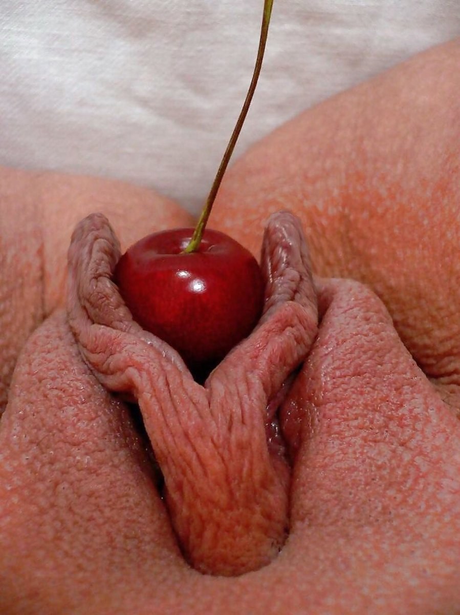 Imagen erótica con cerezas