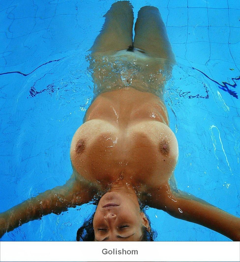 Enormes tetas bajo el agua