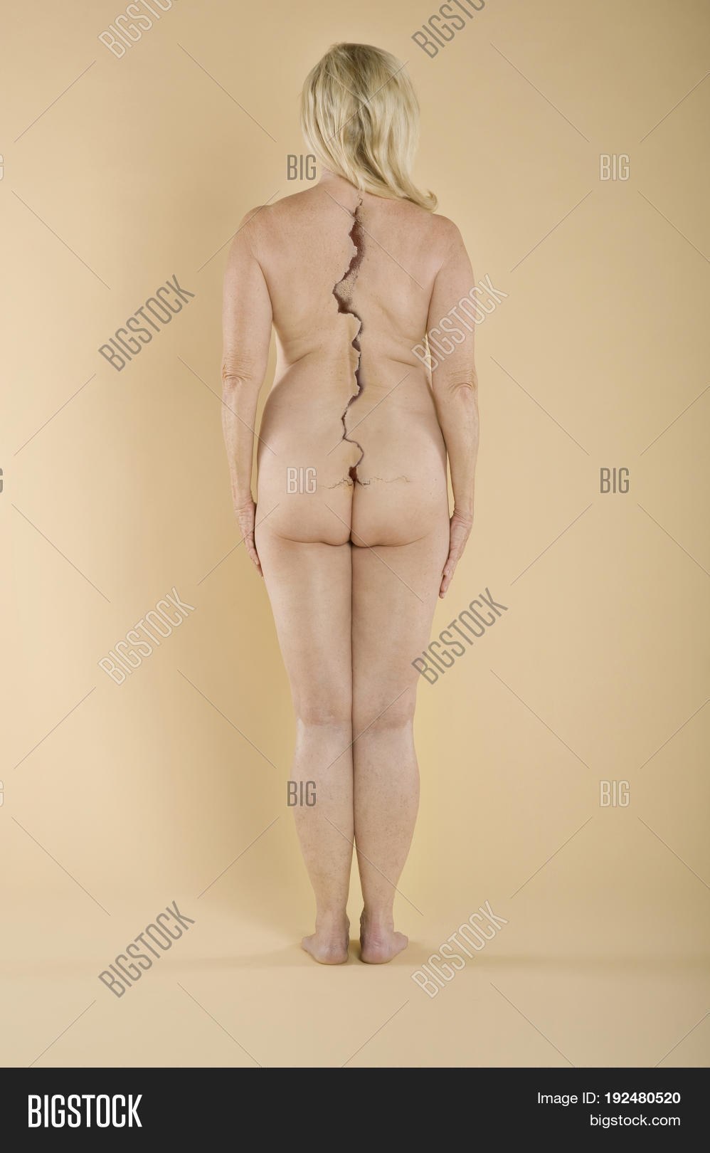 Mujer desnuda desde la espalda en plena altura