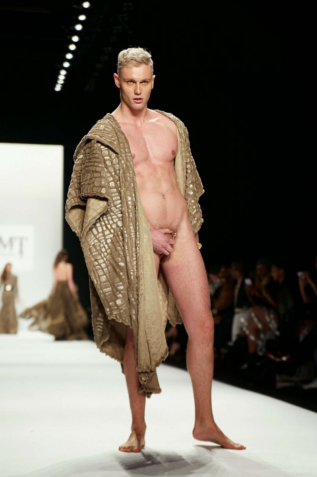 Desfile de moda con gente desnuda