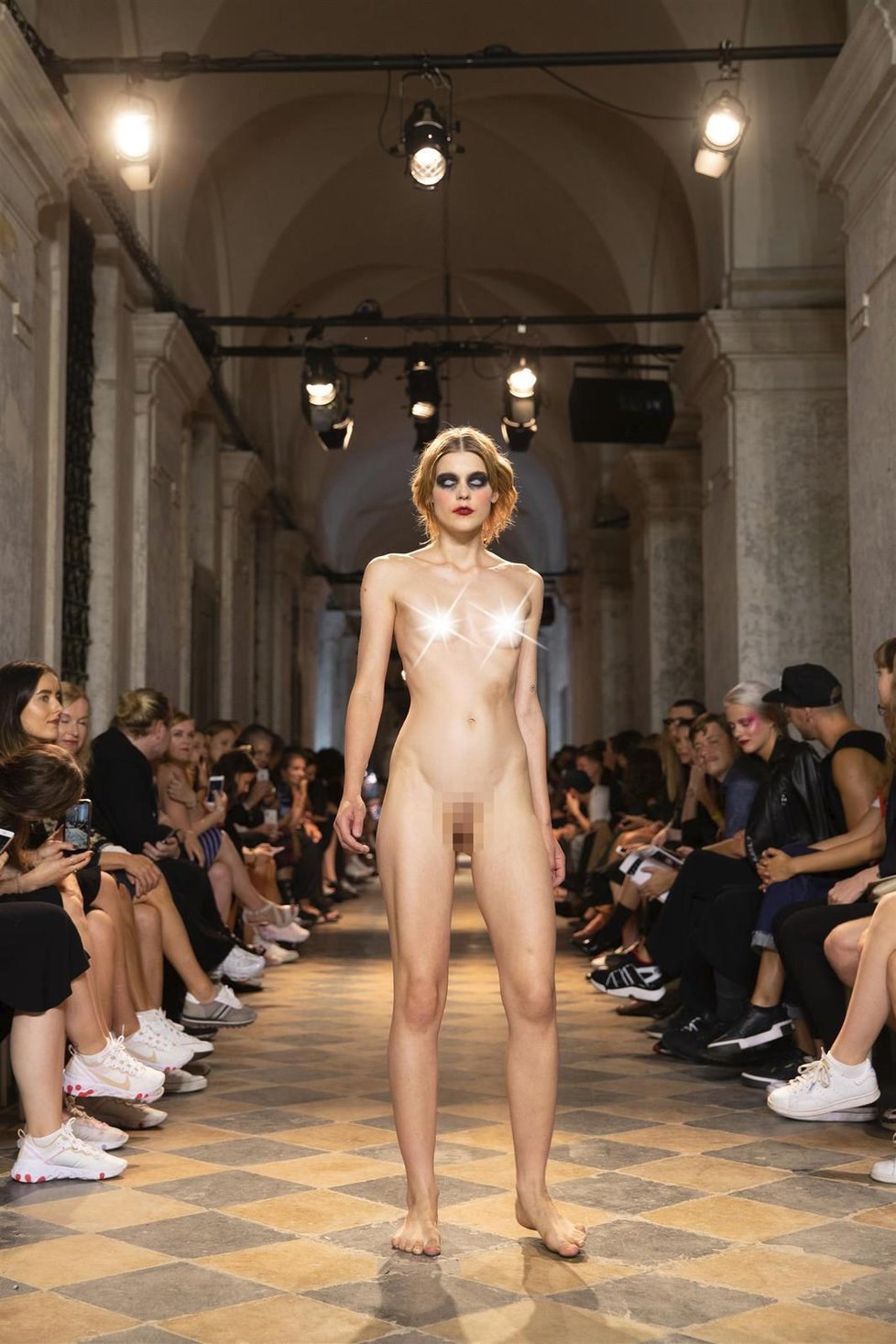 Modelos desnudos en el desfile de moda