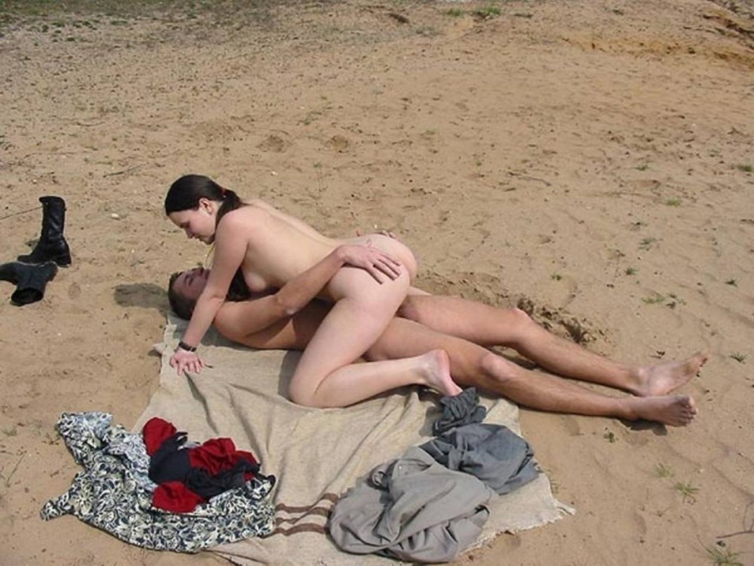 Expositismo en una playa pública