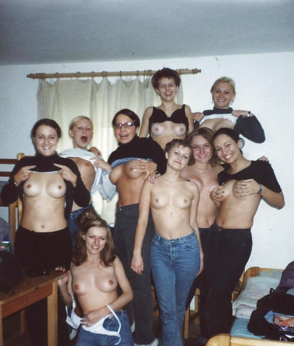 Chicas desnudas en el albergue