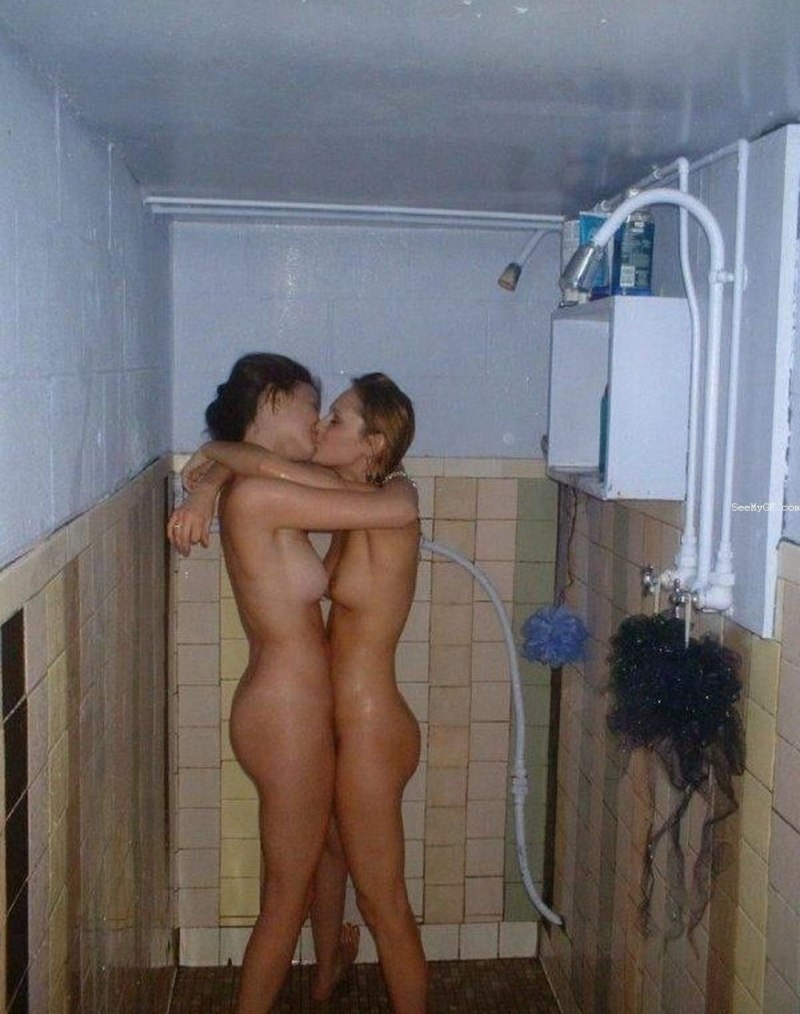 Mujeres desnudas en un albergue de ducha