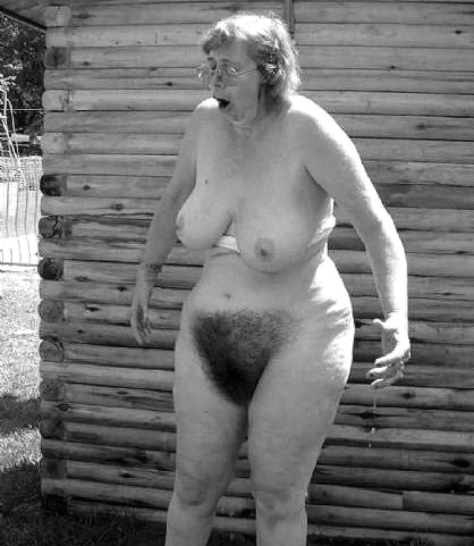 Mujeres desnudas en una casa de baños retro