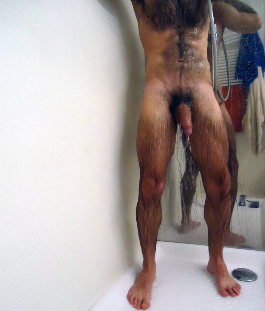 Chicos desnudos con piernas peludas
