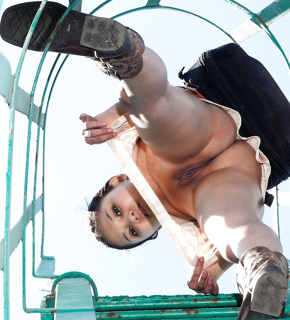 Chicas sin bragas en las escaleras