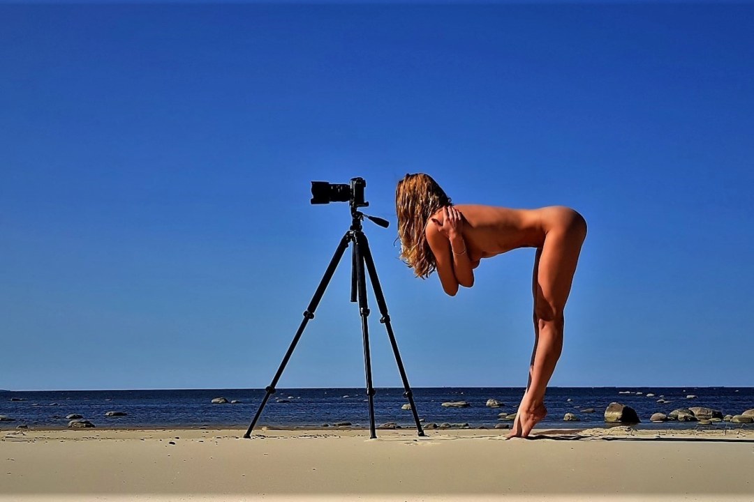 Fotógrafo desnudo con una cámara