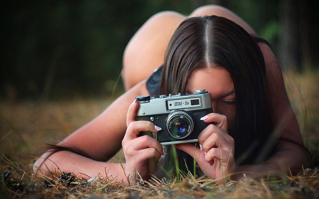 Chica con una cámara desnuda