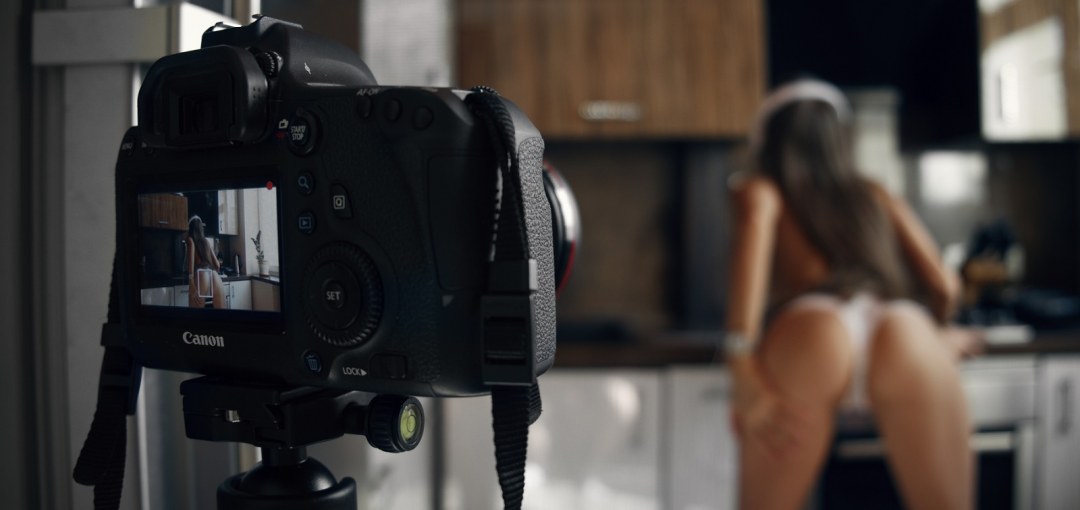 Chica erótica con una cámara