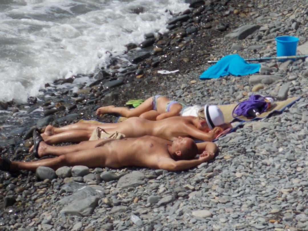 Mujeres desnudas en Dagomis Beach