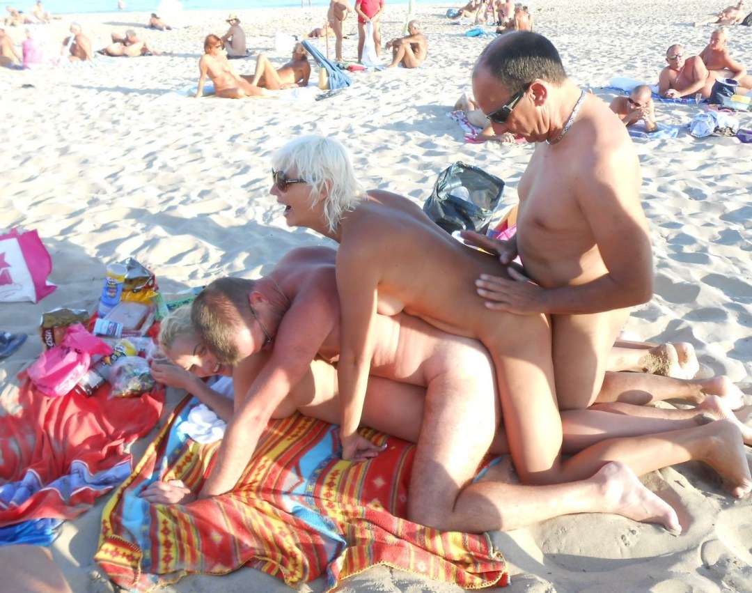 Swingers en una playa pública