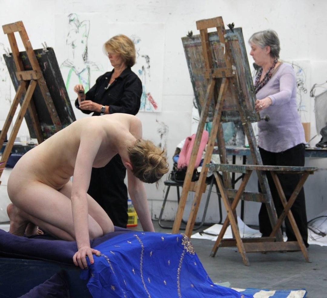 Modelo y artista desnudo