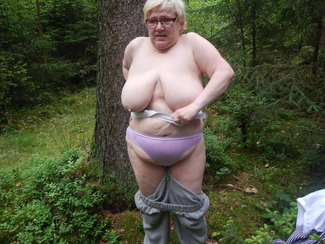 Ancianas desnudas en la naturaleza