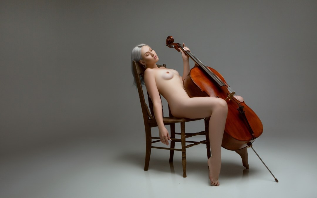 Desnudo con instrumentos musicales