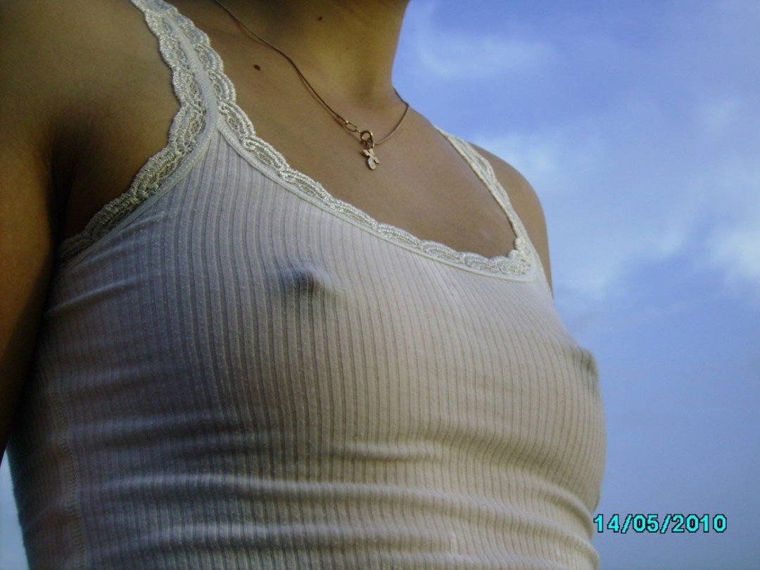 Pequeñas tetas en una camiseta t transparente