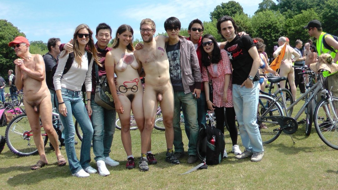 Chicas desnudas vestidas chicas