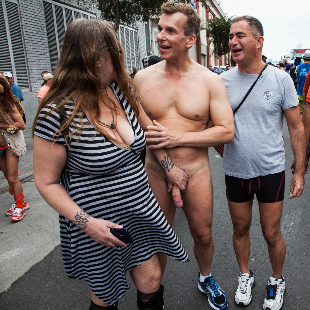 Mujer vestida de hombre desnudo