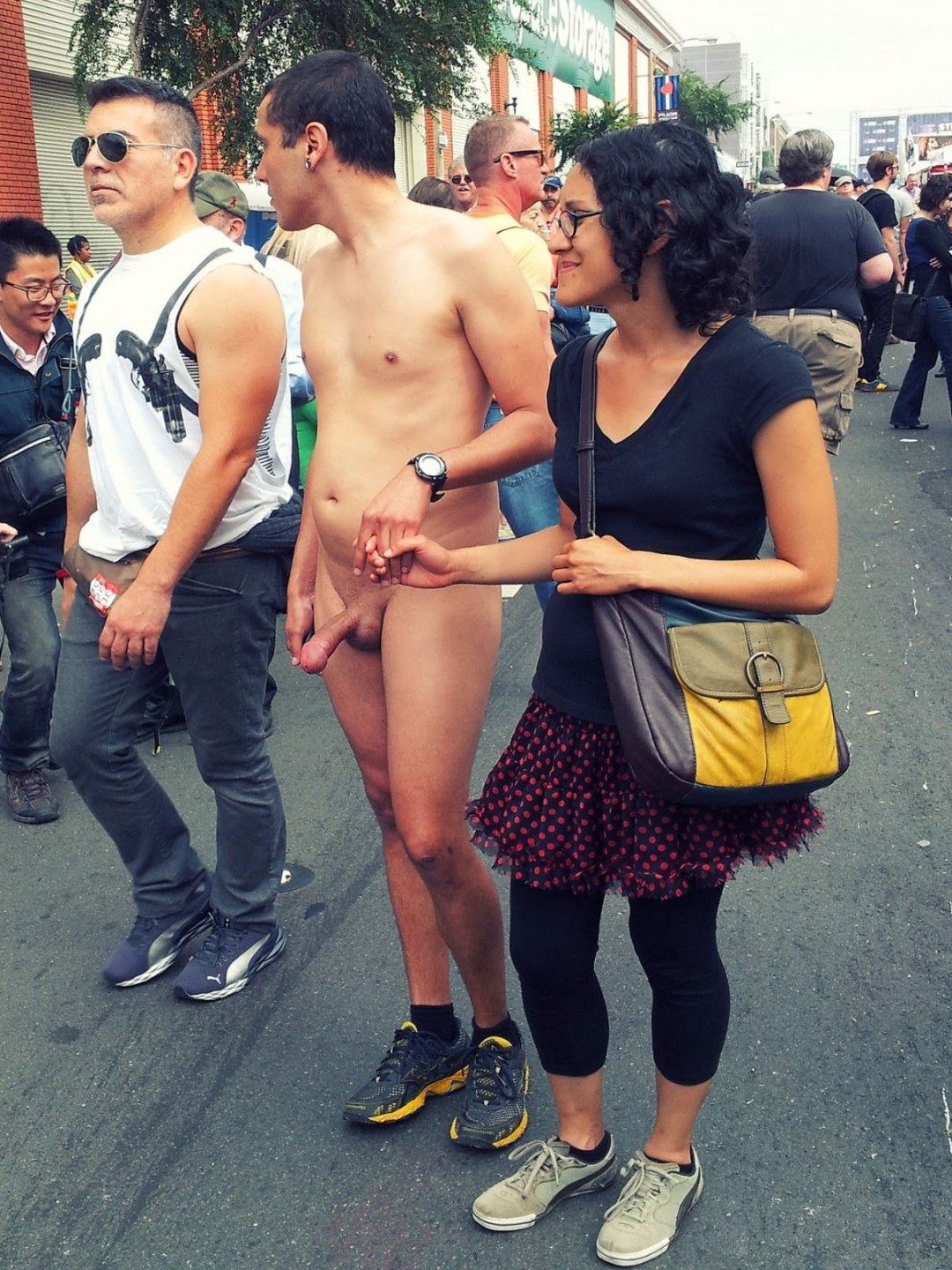 Mujer vestida de hombre desnudo