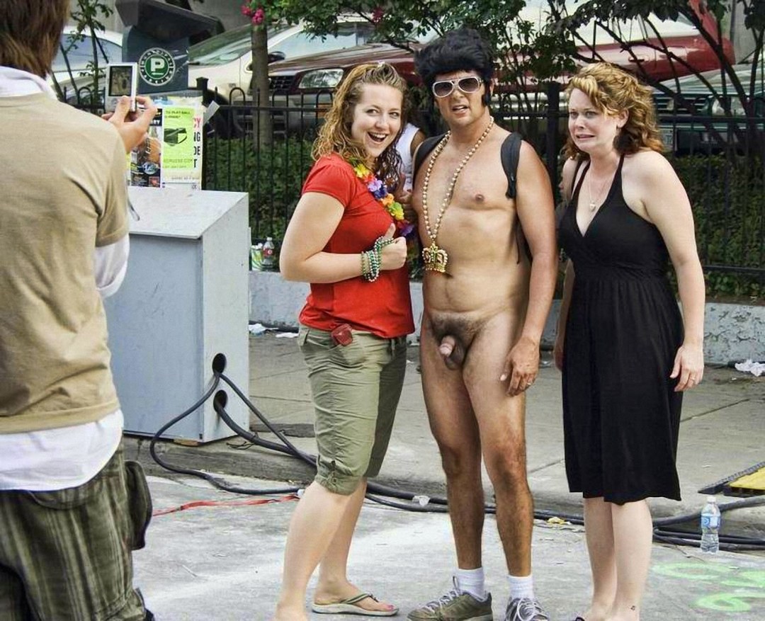 Hombres desnudos vestidos de mujeres