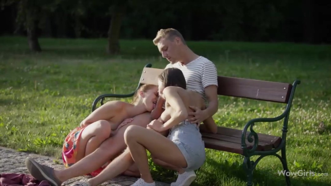 Desnudo en el parque en un banco