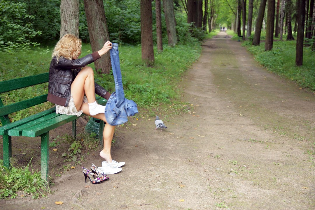 Chica en un parque sin bragas