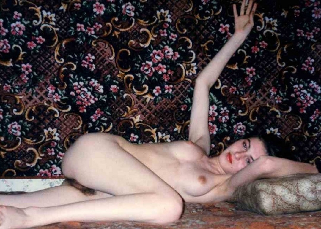 Chicas desnudas en el fondo de la alfombra