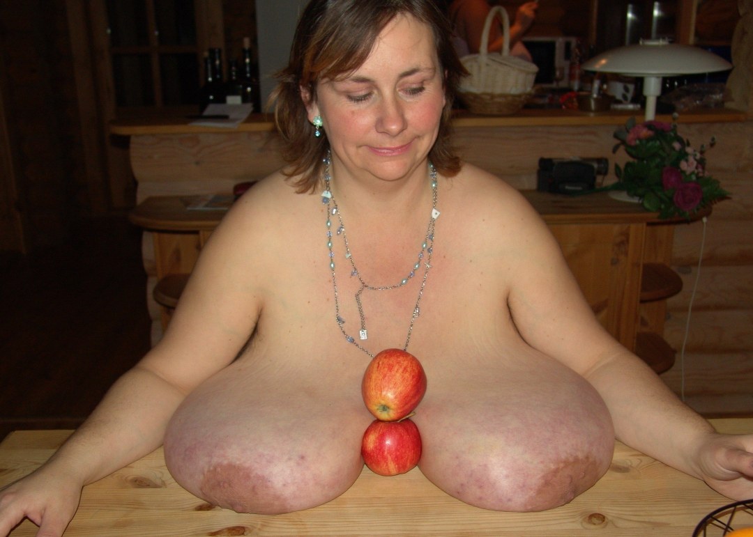 Colgando tetas en las rodillas