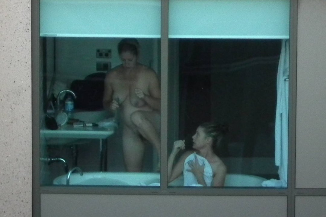 Mirando las ventanas detrás de la desnuda
