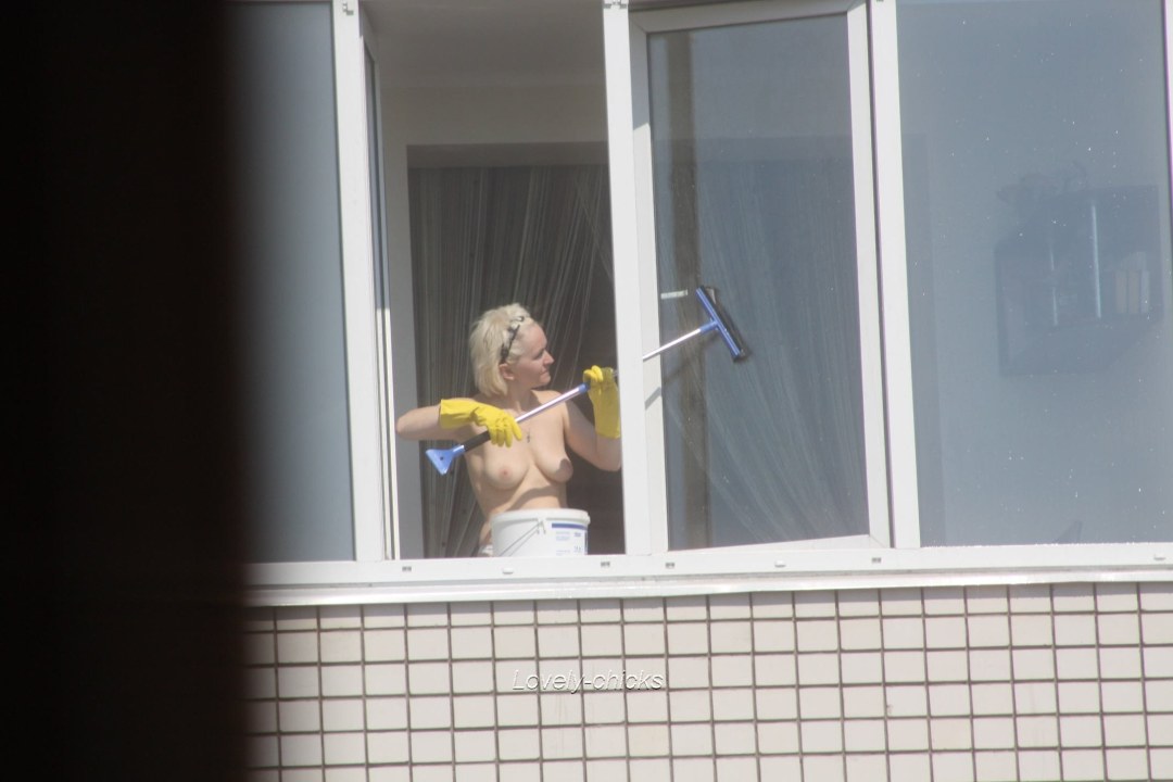 Espiado por la ventana