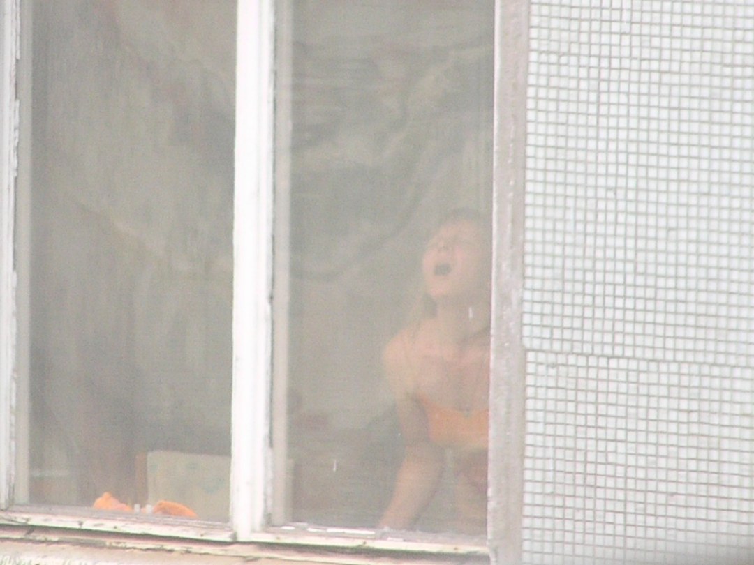 Miré detrás de un vecino por la ventana