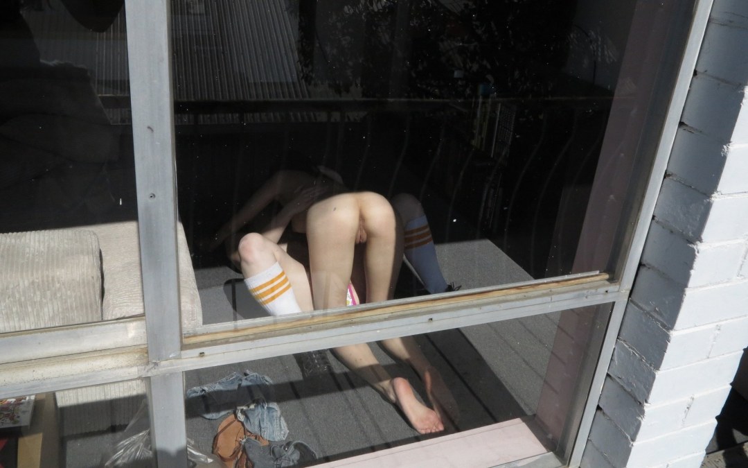 Chicas sin bragas en el balcón
