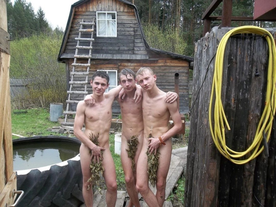 Chicos de la aldea desnuda en la casa de baños
