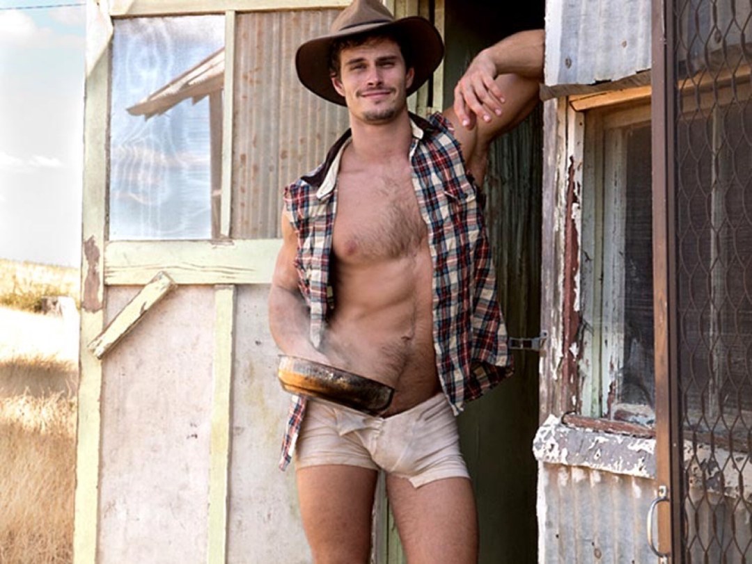 Hombres de la aldea desnuda
