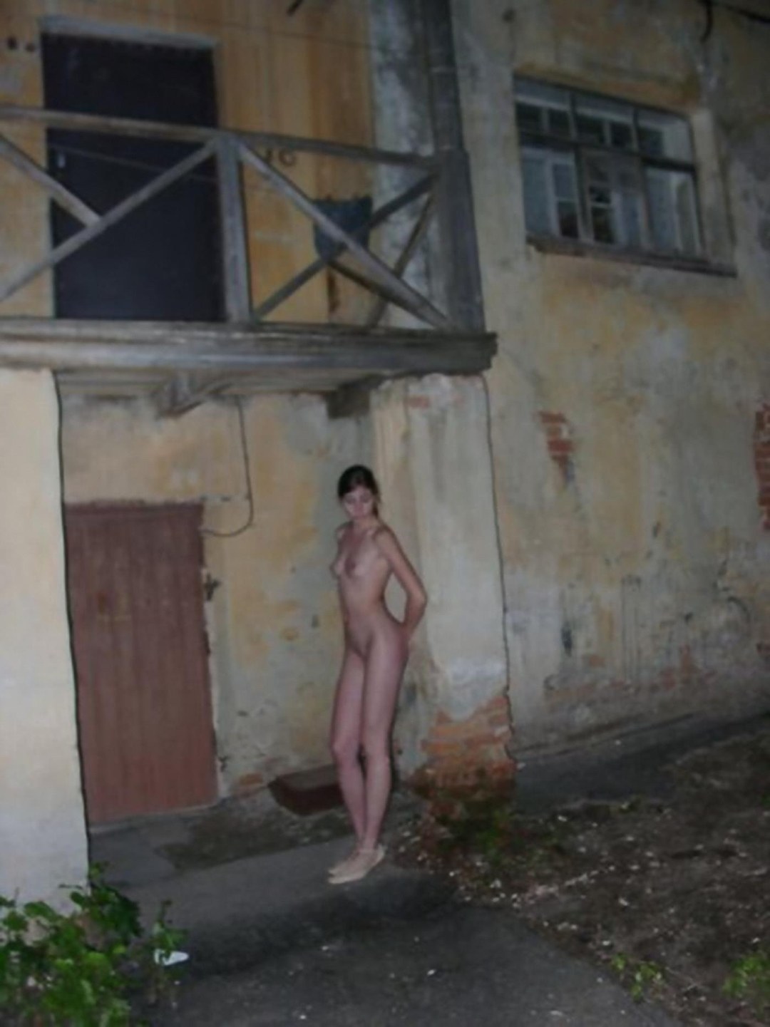 La niña se desnuda en el patio