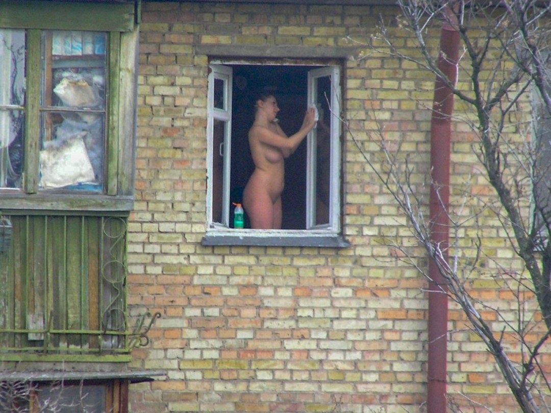 Mujeres desnudas en las ventanas de las casas