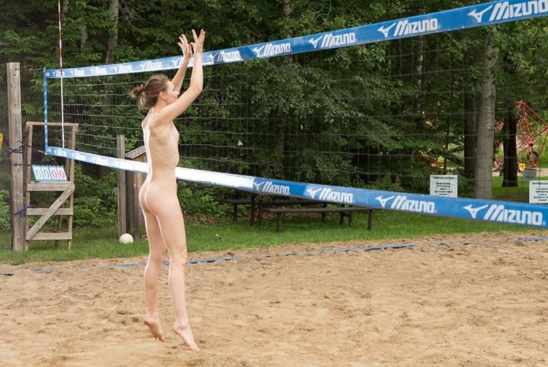 Voleibol de playa al estilo de desnudos