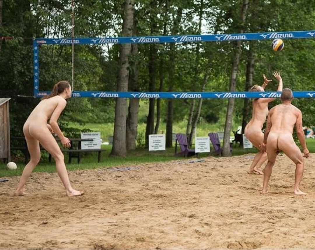 Voleibol de playa desnudo
