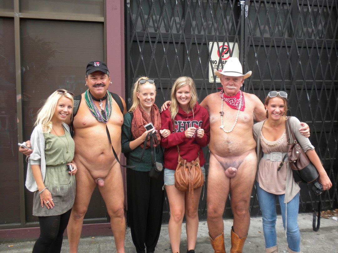 Los exhibicionistas de un hombre están desnudos
