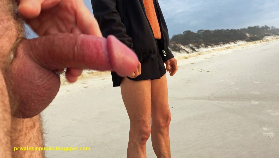 Chico exhibicionista en la playa