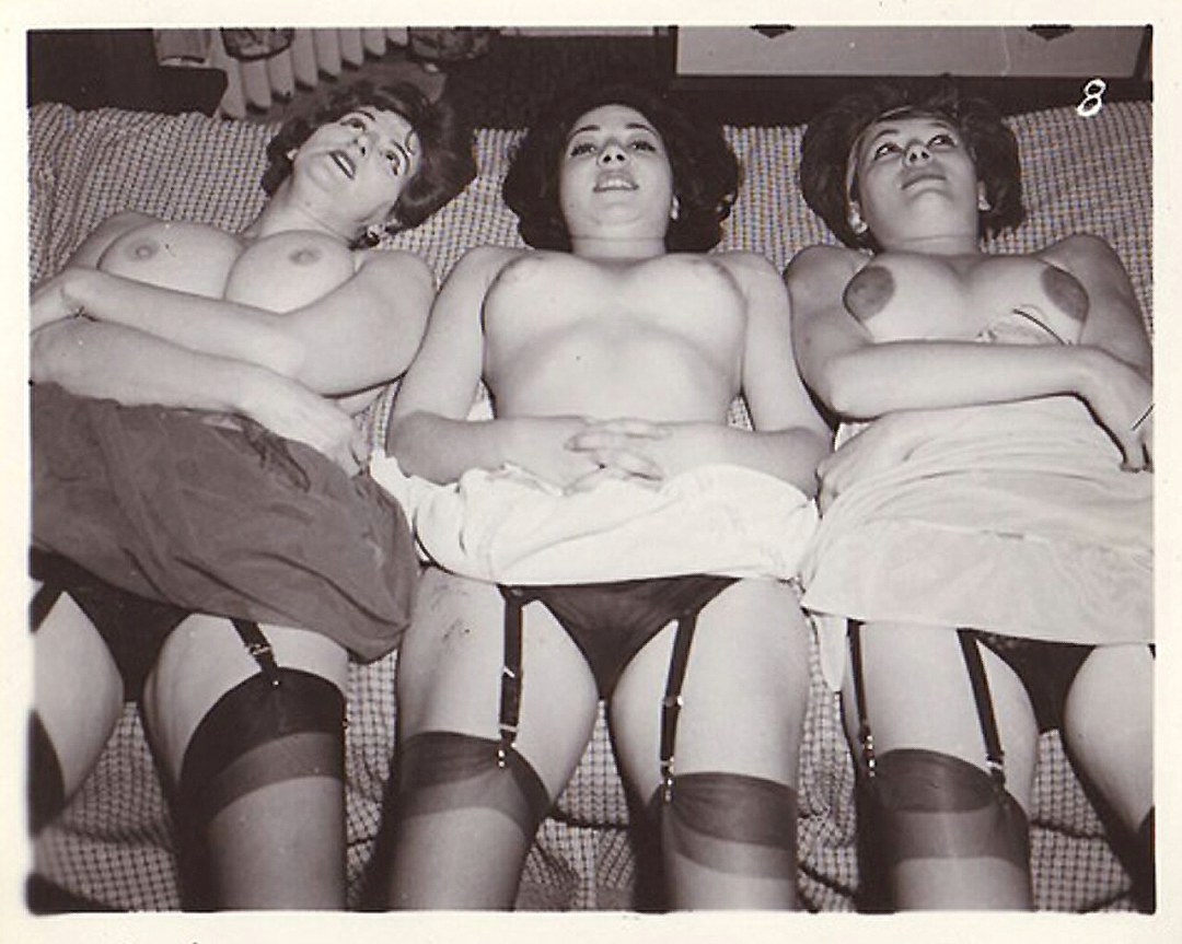 Mujeres desnudas en lencería retro