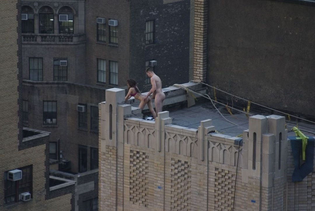 Sesión de fotos desnuda en el rascacielos del balcón