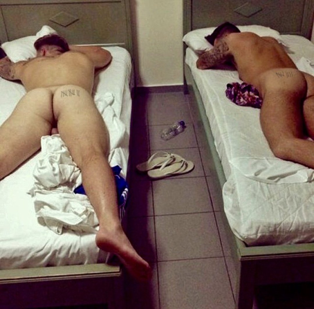 Los chicos duermen desnudos sin bragas