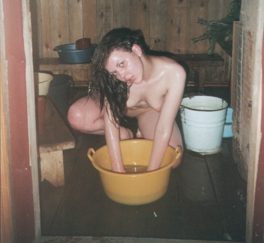 Las chicas desnudas se lavan en una casa de baños