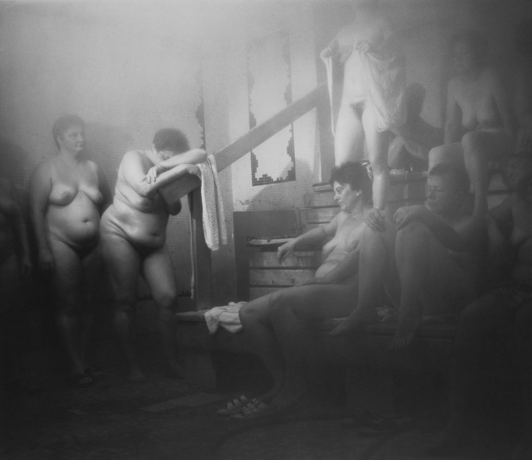 Mujeres desnudas en una casa de baños retro